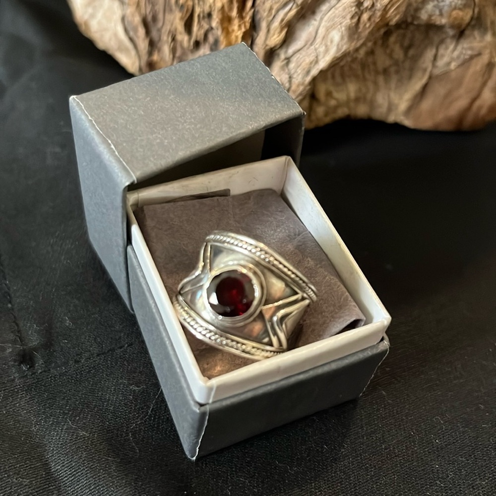 Vintage Balinese Sterling Silver and Garnet ring size 6.5 - Picture 3 of 9